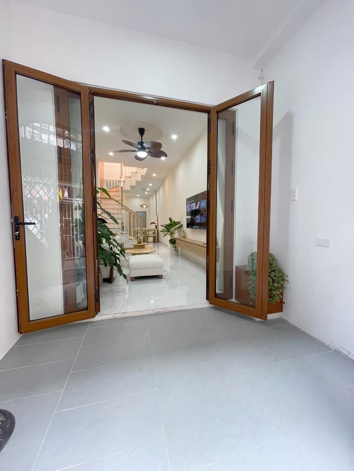 Nhà 2 tầng kiệt Nguyễn Chí Thanh, 4550