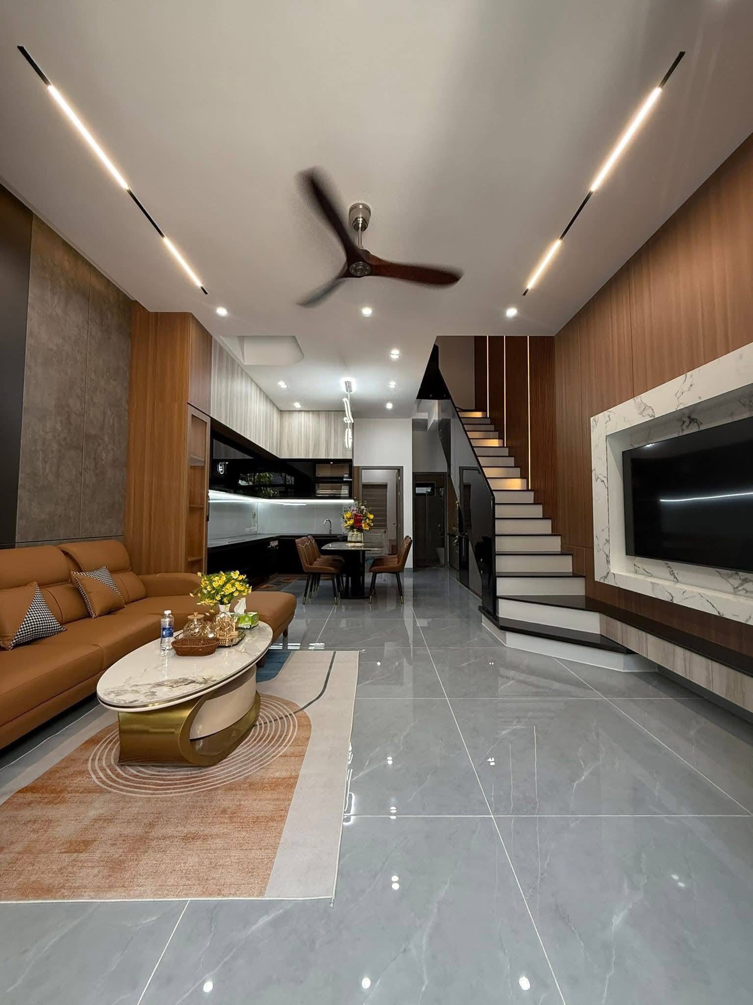 Nhà 3 tầng mới xây mặt tiền Hoà Minh, 7790,