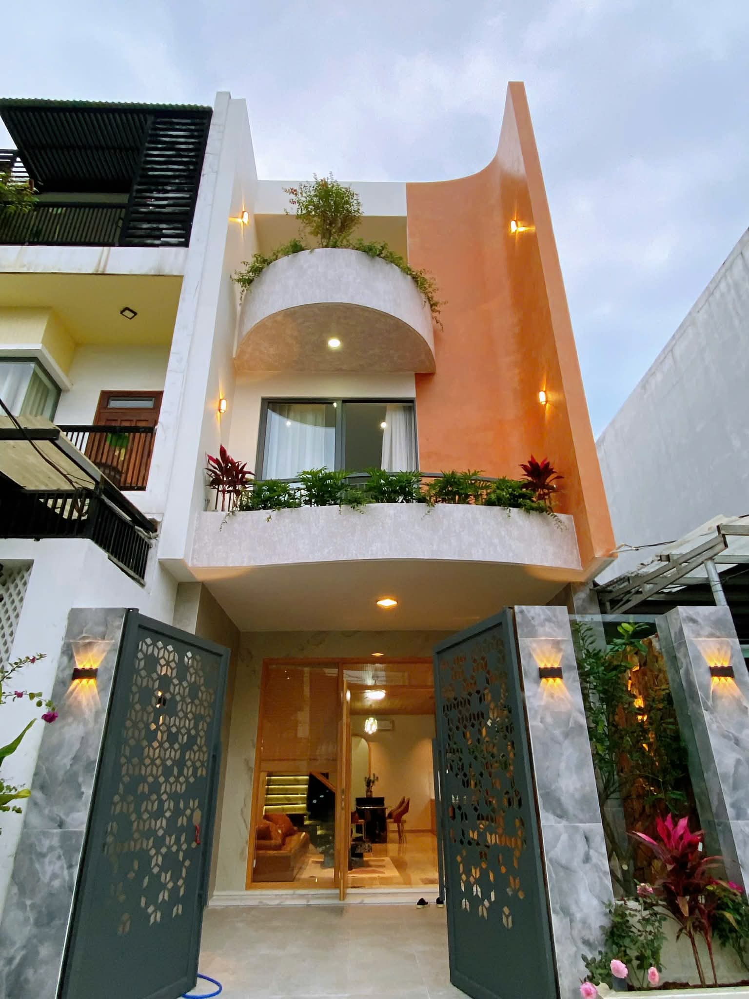 Nhà 3 tầng mặt tiền Trần Thúc Nhẫn, Hoà Xuân