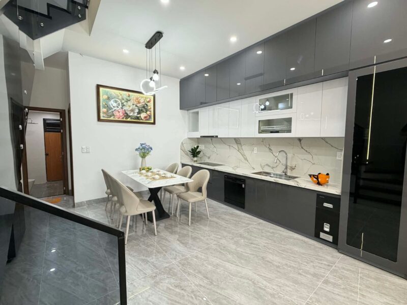 Nhà 3 tầng mặt tiền Hoà Minh, 7950
