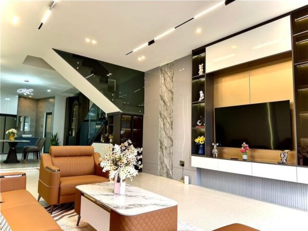 Nhà 3 tầng mặt tiền Nguyễn Hữu Thọ, 17ty2