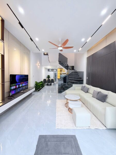 Nhà 3 tầng mặt tiền Nguyễn Thuý 8500