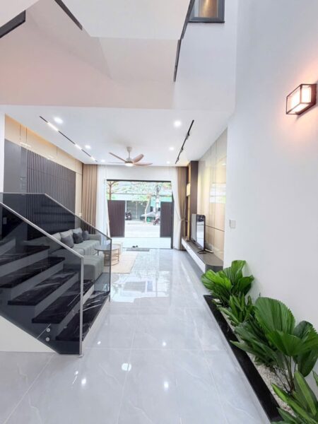 Nhà 3 tầng mặt tiền Nguyễn Thuý 8500