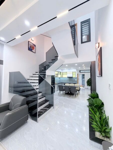 Nhà 3 tầng mặt tiền Nguyễn Thuý 8500