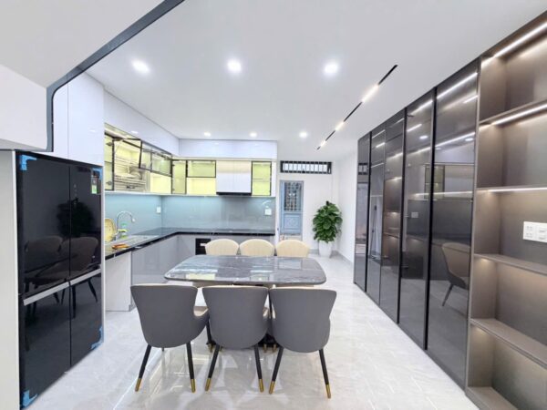 Nhà 3 tầng mặt tiền Nguyễn Thuý 8500