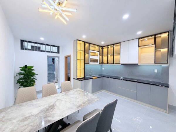 Nhà 3 tầng mặt tiền Nguyễn Thuý 8500