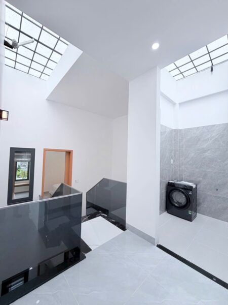 Nhà 3 tầng mặt tiền Nguyễn Thuý 8500