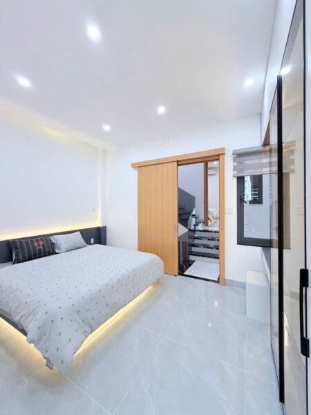 Nhà 3 tầng mặt tiền Nguyễn Thuý 8500