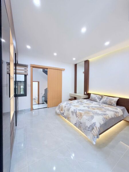 Nhà 3 tầng mặt tiền Nguyễn Thuý 8500