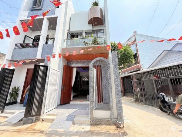 Nhà 3 tầng 2 mặt kiệt ô tô Nguyễn Chánh 5350