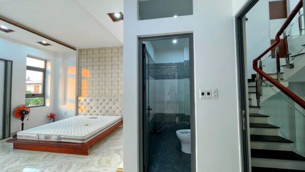 Nhà 4 tầng mặt tiền Hoà Phú 8600