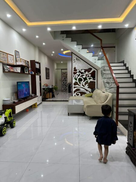 Nhà 3 tầng mặt tiền Nguyễn Đình Chiểu 9500