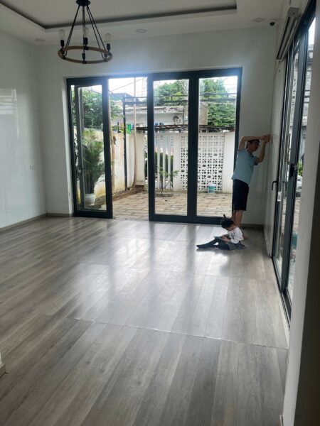 Nhà 2 tầng kiệt ô tô Nguyễn Văn Cừ, 5700