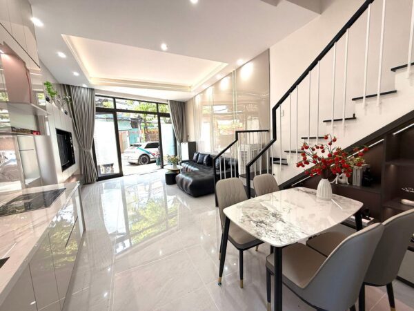Nhà 3 tầng 3 mặt tiền Thái thị bôi 8950