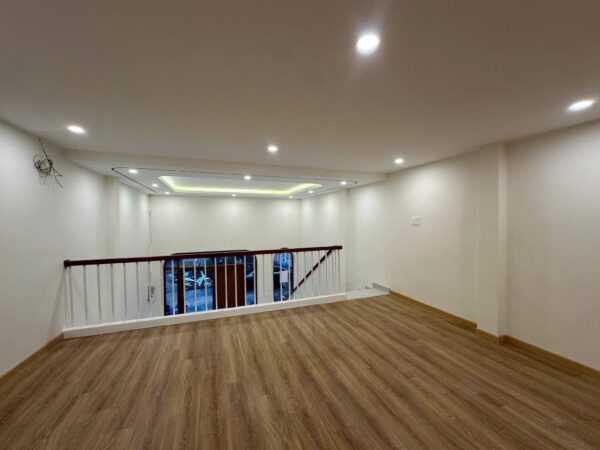 Nhà mê lửng mặt tiền Lê Văn Thịnh, 5750