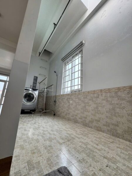 Nhà 3 tầng mặt tiền Hoà An, 6650