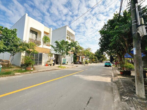 Đất lô góc Kha vạn cân 166mv, 8400