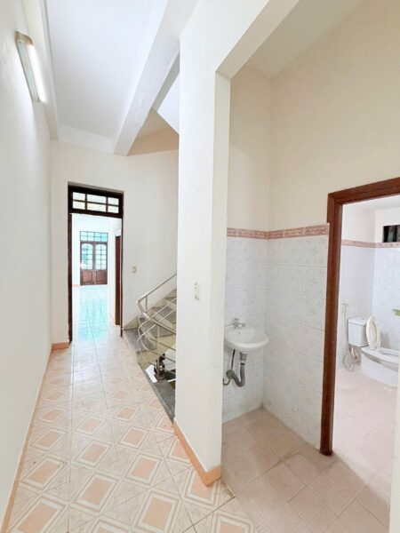 Nhà 4 tầng mặt tiền Nguyễn Tất Thành 19ty2
