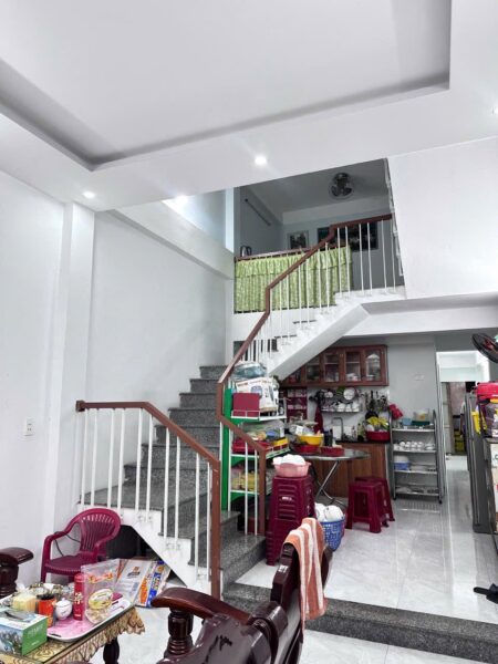 Nhà 2 tầng rưỡi mặt tiền Tôn Đản 6500
