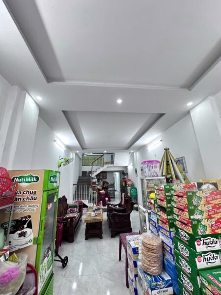 Nhà 2 tầng rưỡi mặt tiền Tôn Đản 6500