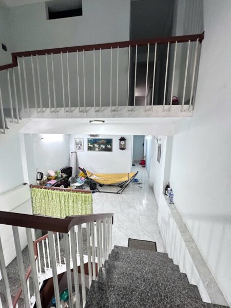Nhà 2 tầng rưỡi mặt tiền Tôn Đản 6500