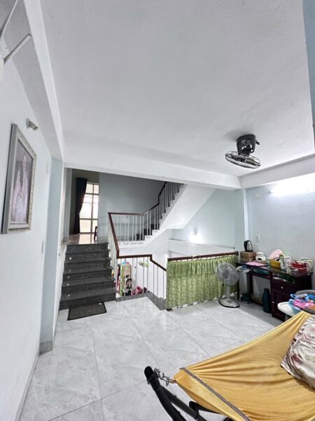 Nhà 2 tầng rưỡi mặt tiền Tôn Đản 6500