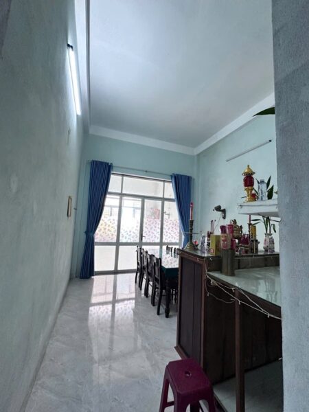 Nhà 2 tầng rưỡi mặt tiền Tôn Đản 6500
