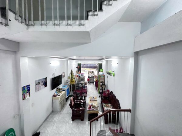 Nhà 2 tầng rưỡi mặt tiền Tôn Đản 6500