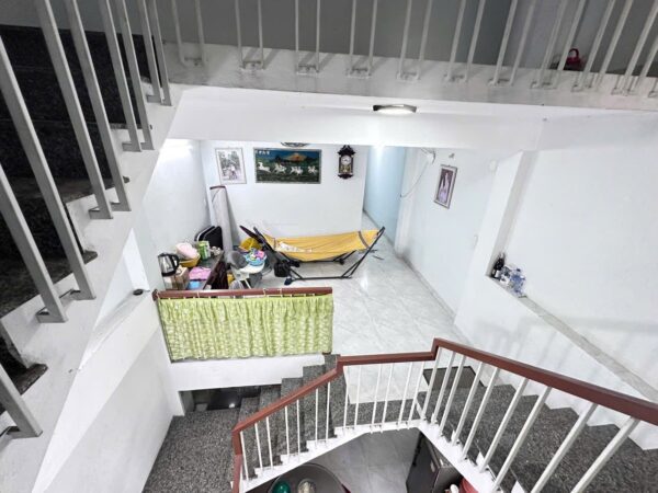 Nhà 2 tầng rưỡi mặt tiền Tôn Đản 6500