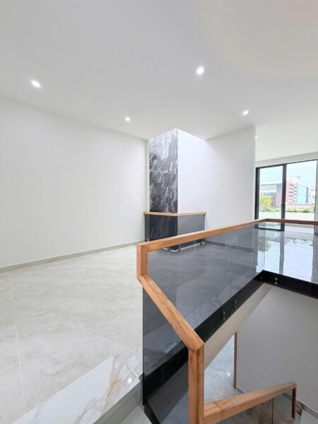 Nhà 3 tầng mặt tiền Lê Thiệt 7750