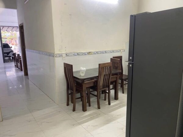 Nhà cấp 4 mặt tiền Hoàng Văn Thái 100mv, 2400