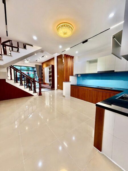 Nhà 3 tầng mặt tiền Nhơn Hoà, 6500