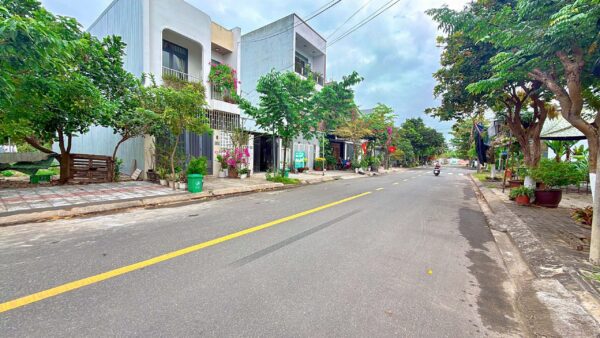 Đất lô góc Kha vạn cân 166mv, 8400