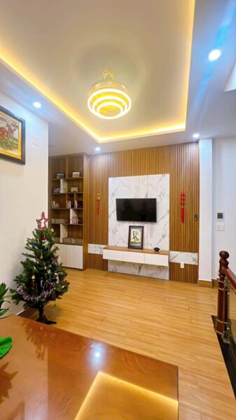 Nhà 3 tầng mặt tiền Lê Văn Hiến 11ty