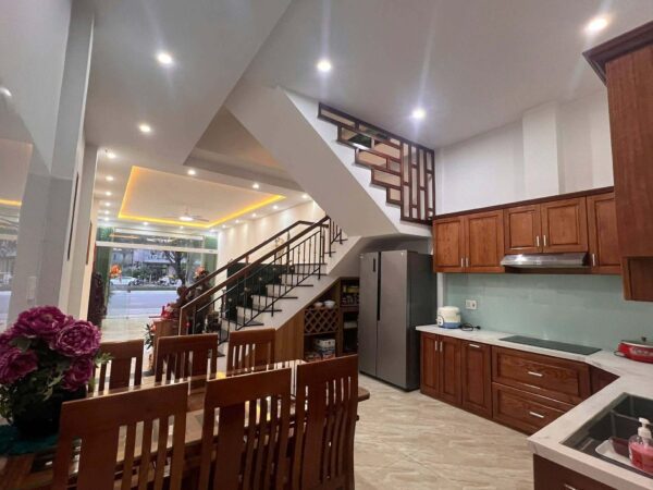 Nhà 3 tầng mặt tiền Lê Văn Hiến 11ty