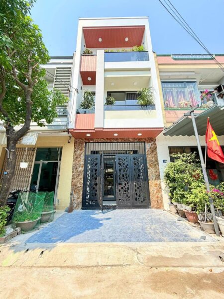 Nhà 3 tầng mặt tiền Dương Đức hiền 7950