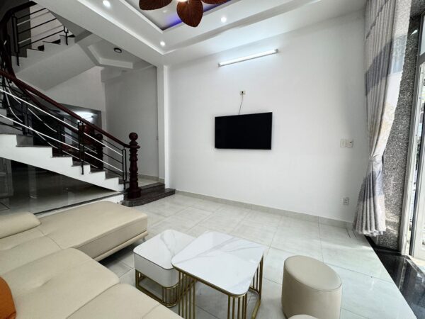 Nhà 2 tầng rưỡi mặt tiền Nguyễn Huy Lượng 5850