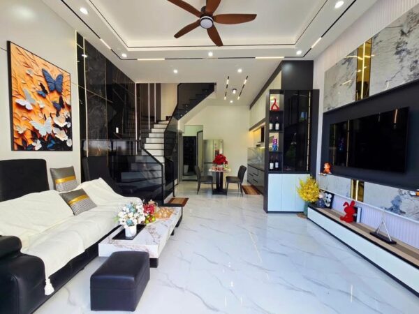 Nhà 3 tầng kiệt ô tô Hoàng Thị Loan 6500