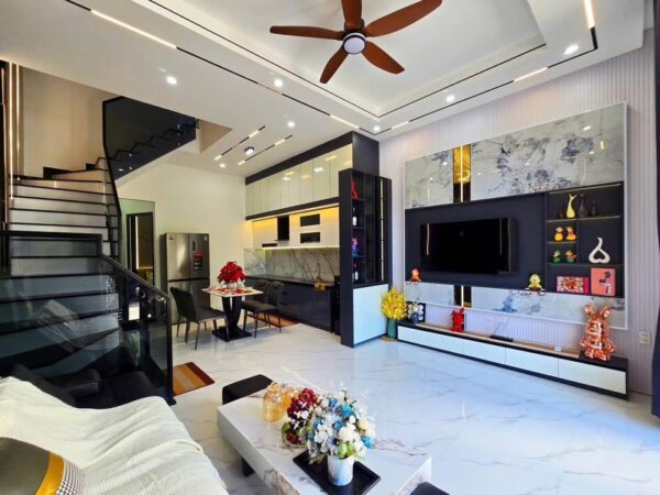 Nhà 3 tầng kiệt ô tô Hoàng Thị Loan 6500