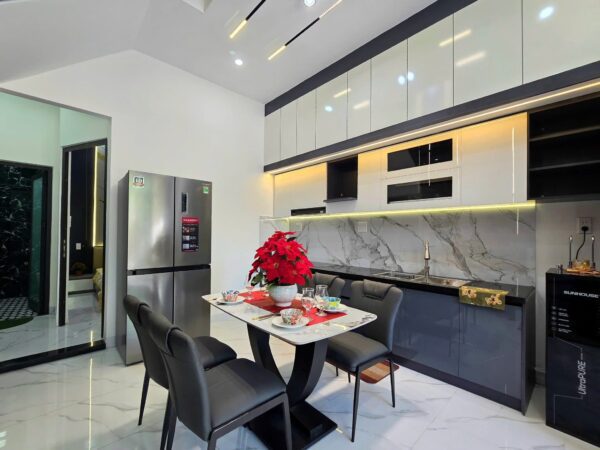 Nhà 3 tầng kiệt ô tô Hoàng Thị Loan 6500