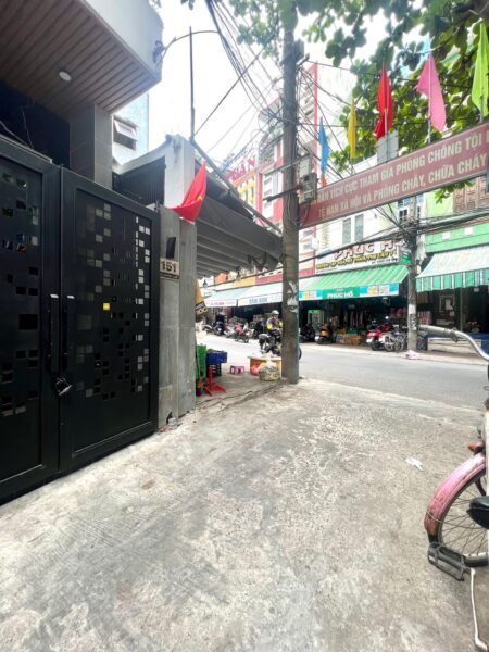 Nhà 3 tầng mặt tiền cù chính Lan, 5890