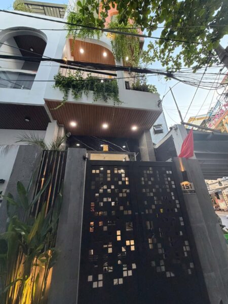 Nhà 3 tầng mặt tiền cù chính Lan, 5890