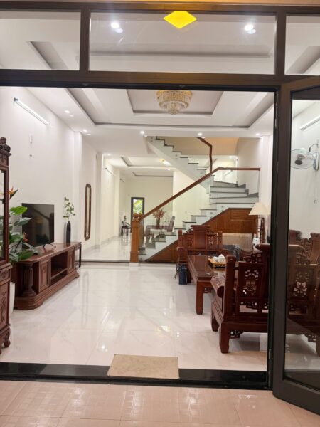 Cho thuê nhà 2 tầng mặt tiền Phạm Hữu Nhật