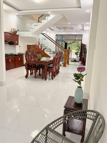 Cho thuê nhà 2 tầng mặt tiền Phạm Hữu Nhật
