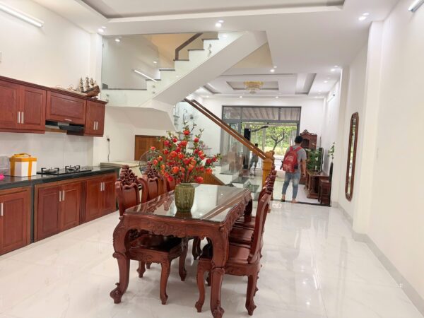 Cho thuê nhà 2 tầng mặt tiền Phạm Hữu Nhật