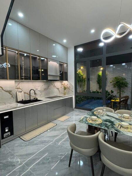 Vila 4 tầng kiệt ô tô Nguyễn Hoàng 7500
