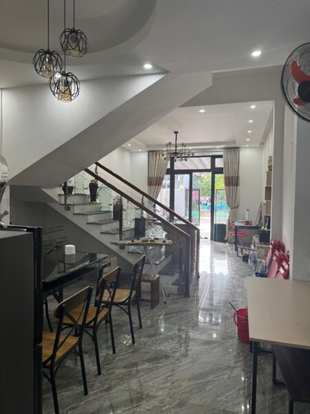 Cho thuê nhà 2 tầng mặt tiền Hoàng Đình Ái
