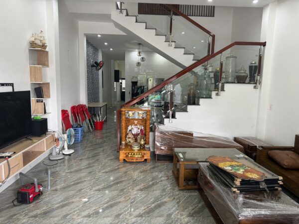 Cho thuê nhà 2 tầng mặt tiền Hoàng Đình Ái