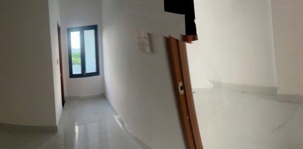 Nhà 2 tầng kiệt Hoàng Văn Thái 100mv, 2200