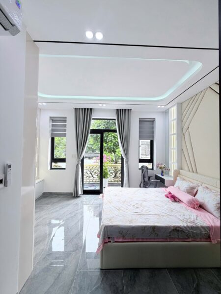 Nhà 3 tầng mặt tiền Lê Văn Sĩ 70mv, 8250